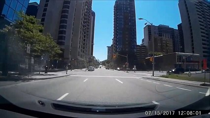 Download Video: Un cycliste avait brûlé un feu rouge et a été heurté par une voiture à Ottawa !! Idiot