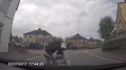 Arnaque à l'assurance : Un homme à scooter se jette sur le capot d'une voiture