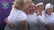 La joueuse de tennis Kim Clijsters invite un spectateur venir jouer en jupe (Wimbledon)