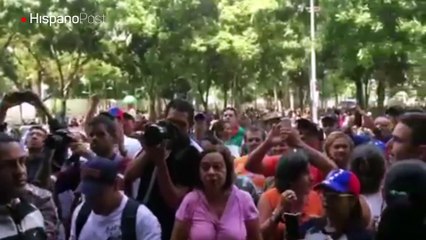 Fiscal Luisa Ortega Díaz saluda a ciudadanos en Consulta Popular opositora