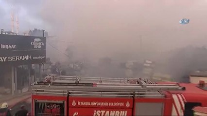 Ümraniye'de Yapı Malzemelerinin Bulunduğu Geniş Arazide Yangın Çıktı