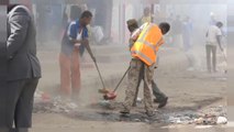 السلطات اليمنية في حرب ضد النفايات والمياه الراكدة لمكافحة وباء الكوليرا