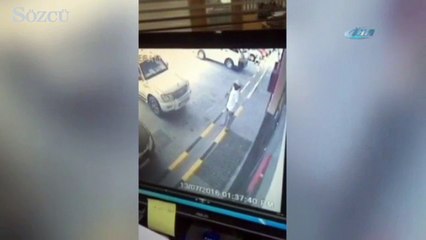 Yardım etmek isterken aracın altında kaldı