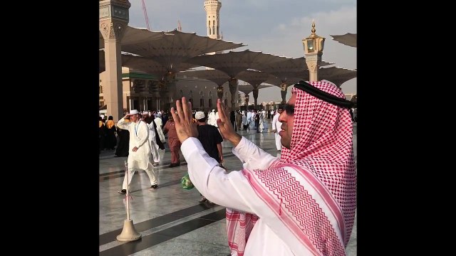 Medinede peygamberimizi selamlarken. Metin Demirtas. Mescidi Nebevide Peygamberimizi selamlarken. Medinede Efendimizi selamlama. Metin Demirtaş. Yeşil Kubbenin önünde Peygamber Efendimizi (SAV) selamlarken. Peygamberimize selam olsun. Peygamberim Medine.