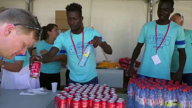 Hautes-Alpes : Parmis les bénévoles de l'Etape du tour, les migrants du CAO de Briançon