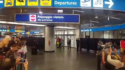 Lucas Leiva sbarca a Fiumicino: l'accoglienza dei tifosi