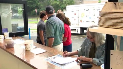 Tải video: Beloved Neighborhood Ice Cream Shop Faces Closure After Nearby Residents Complain of Noise, Crowds