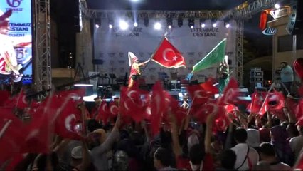 Denizli'deki Vatandaşlar Nöbette Uğur Işılak'la Coştu