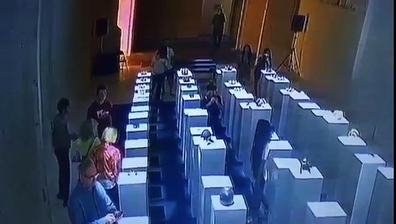 Selfie Uğruna Sanat Merkezini Birbirine Kattı