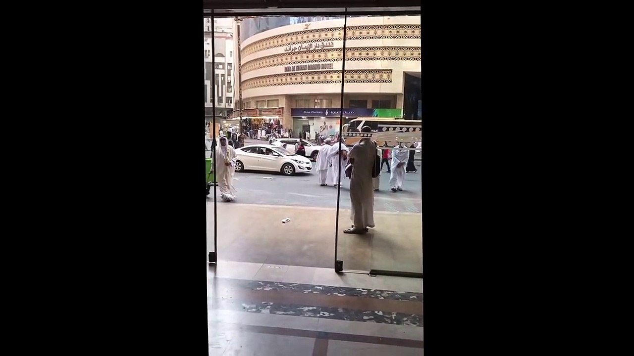 Mekke oteline girerken. Suudi Arabistana varis. Suudi yerel kıyafeti. Arrival to Saudi Arabia. Ankomsten til Saudi Arabia. Metin Demirtaş. Danimarka Umre 2017. Suudi Arabistandan ayrilirken. Mekkeden ayrilirken. Leaving Makkah with saudi clothes. Saudia