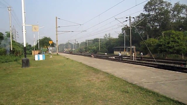 30279 GZB WAP-7 thunders past Belmuri with Sealdah Rajdhani