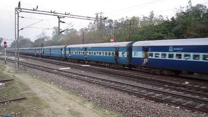 [HD] TKD WDM-3A "BALDIE" 14015 with Sadbhavna Express at Dilkusha Cabin