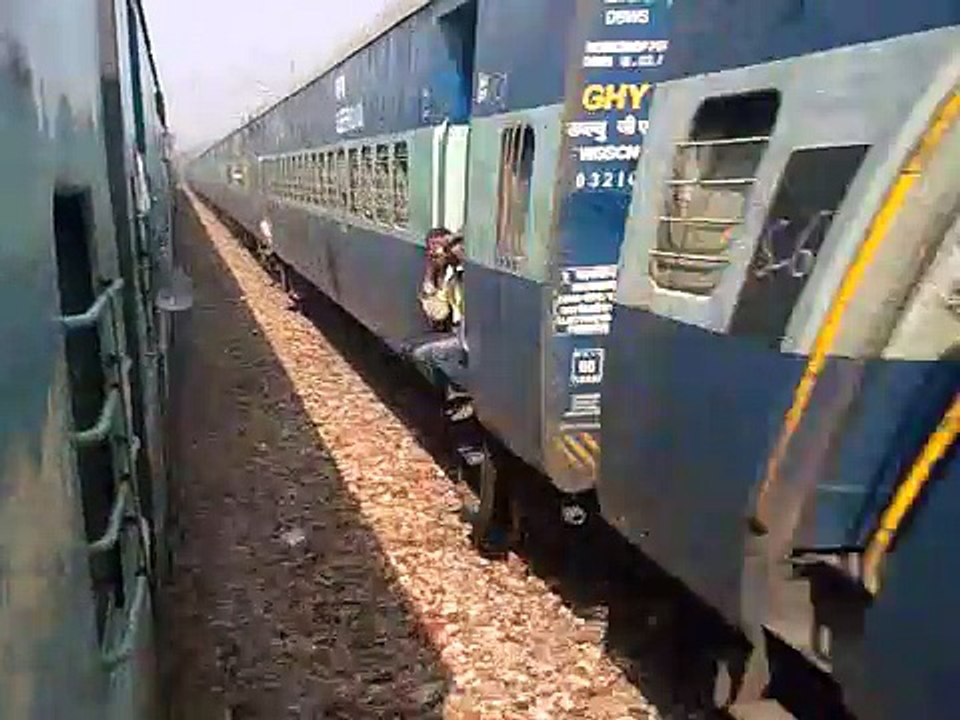 IRFCA-WDP-4 hauled Vaishali Exp vs GD WDM-3A Avadh Asssam Exp at Barauni Flag Station