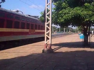 Guwahati-Secunderabad Express in slow motion at Haur Station on SER.3gp