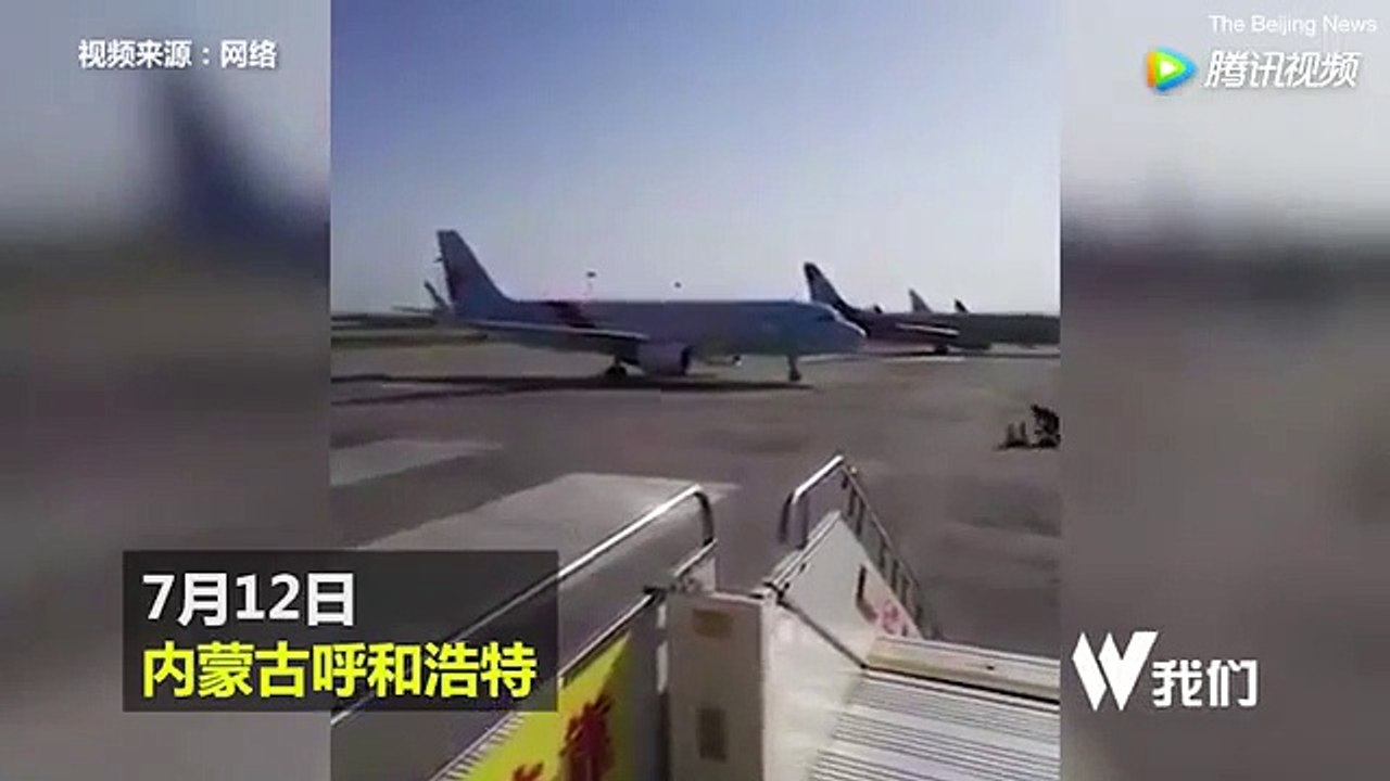 EMPREGADO DE UM AEROPORTO DETÉM UM AVIÃO NA PISTA COM AS PRÓPRIAS MÃOS