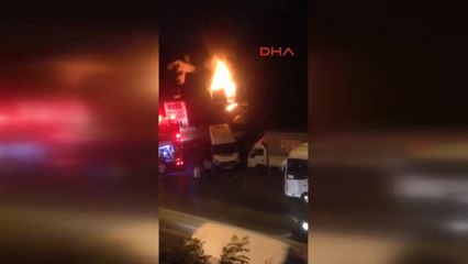 Park Halindeki Kamyonetin Kasası Alev Alev Yandı