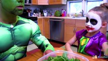 Ataques mala familia lucha comida divertido Verde casco Niños jugar fingir robar do bruja Vs irl