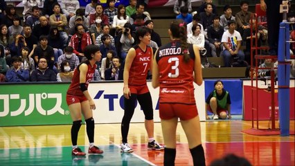 〖女子バレー〗NEC　休憩中のミーティング　近江・古賀