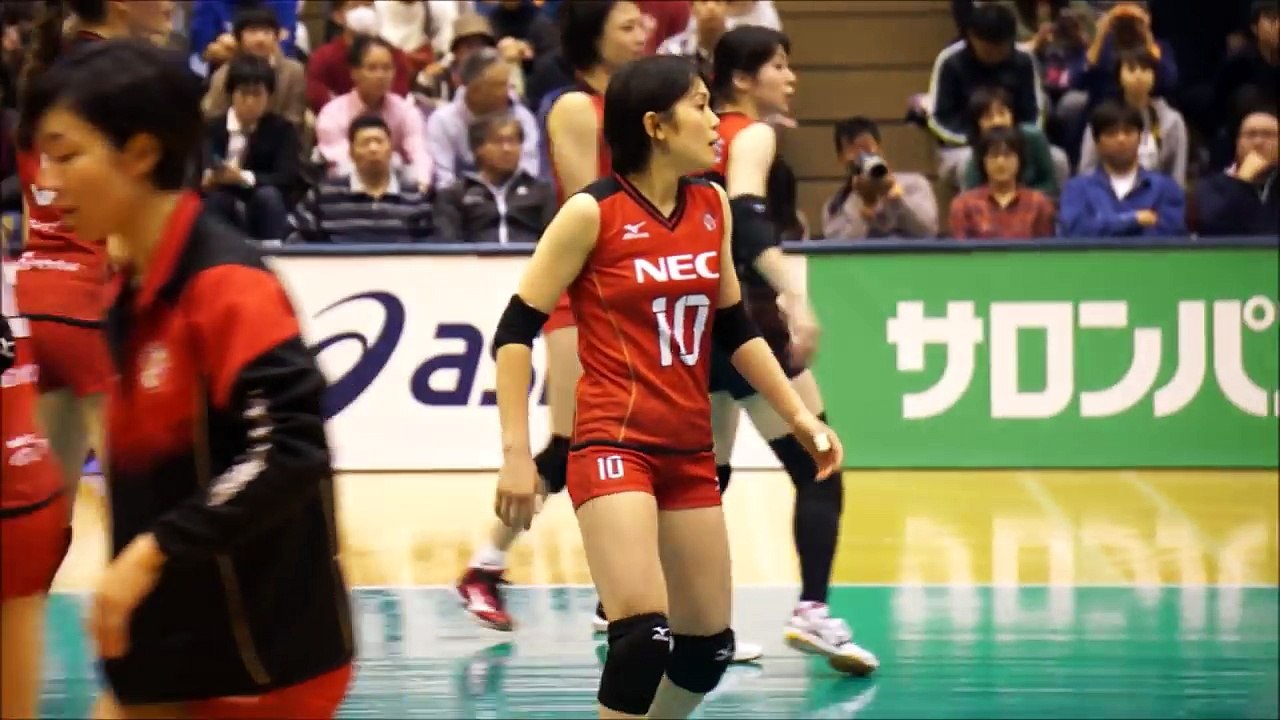 〖女子バレー〗ベンチでの休憩時間はケアの大切な時間帯