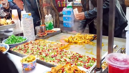 Descargar video: Street Foods Around The World 19 - Xi'an China Street Foods Scene Day and Night - Chinese Street Food