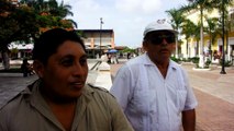 Dos amigos hablando en maya en la Isla de Cozumel