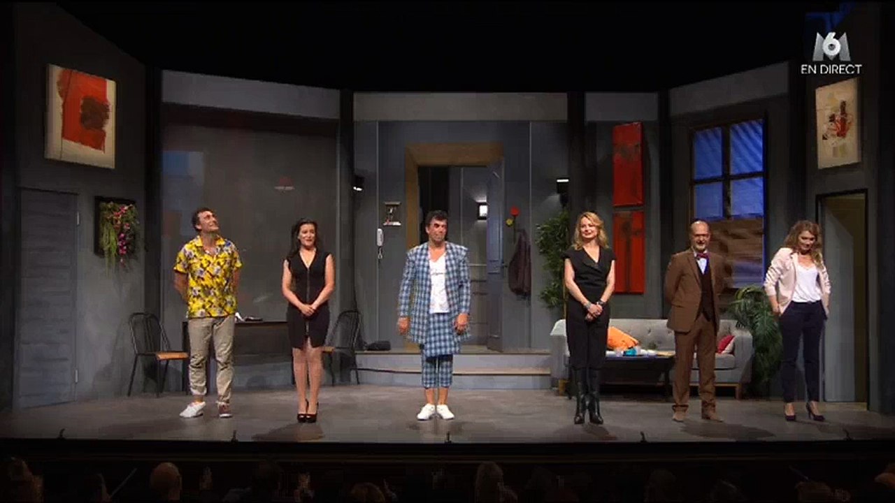 Stéphane Plaza fond en larmes à la fin de son spectacle retransmis sur M6 - Regardez