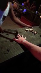 Voici comment gagner un shot gratuit dans un bar en Thaïlande