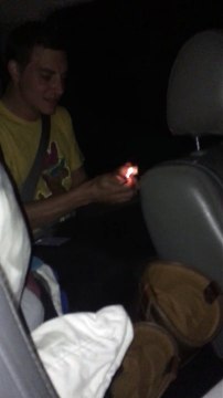 Ce débile fait exploser un pétard dans sa camionnette