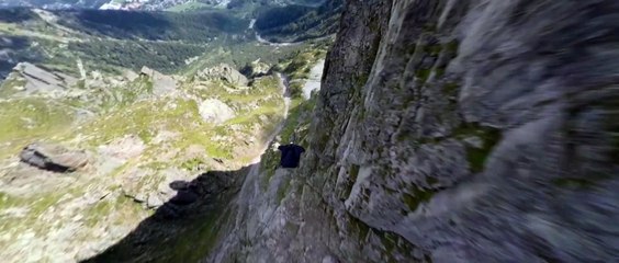 Download Video: Le champion de Wingsuit Graham Dickinson fait un vol de malade en frolant la montagne