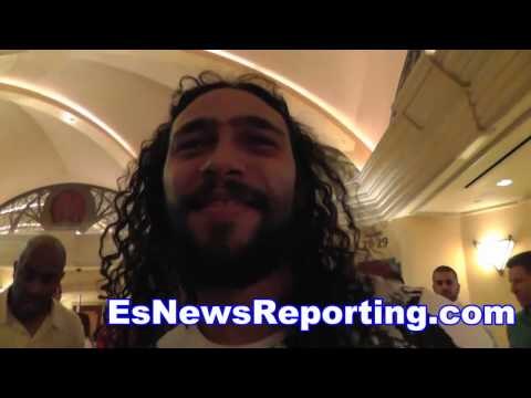 keith thurman gets hugs and kisses from fans - EsNews
