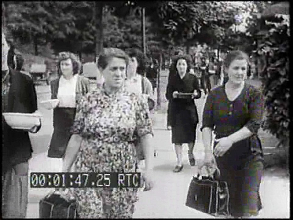 GERMANS EVACUATE BERLIN ALLIED AIR RAID