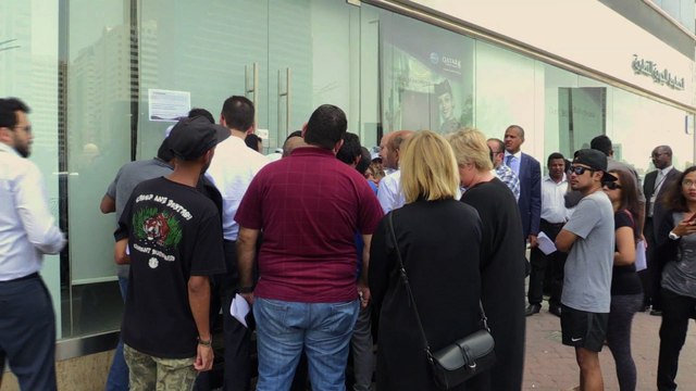 Qatar: foule devant un bureau de Qatar Airways