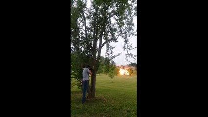 Tirer dans un réfrigérateur rempli d'explosifs