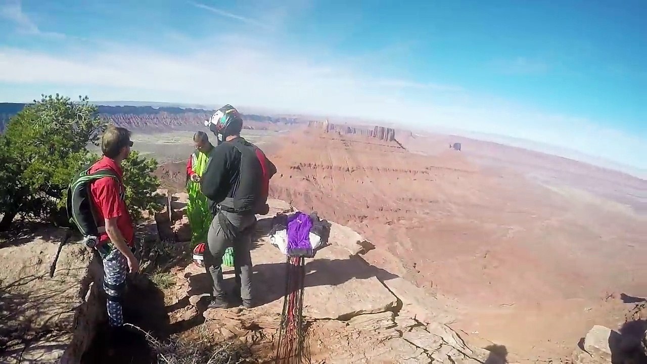 Andy Lewis chute lourdement pendant un saut en parachute