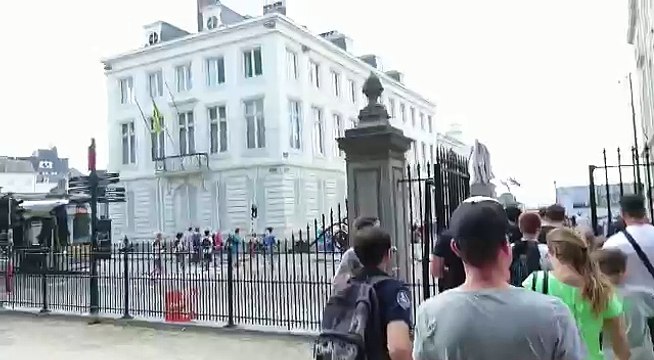 Massahysterie breekt uit in Brussel, mensen lopen zelfs door rood licht op zoek naar Pokémon