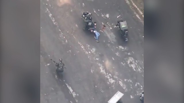 Militares chavistas arrastran a opositores como en la edad media