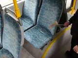 Sbatte il martello sul sedile dell'autobus. Quello che viene fuori è rivoltante!