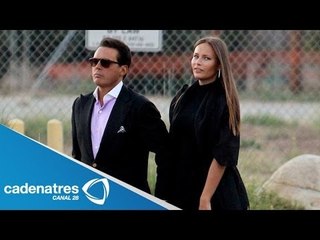 Aparece Luis Miguel con su novia en el aeropuerto JFK / Luis Miguel's girlfriend