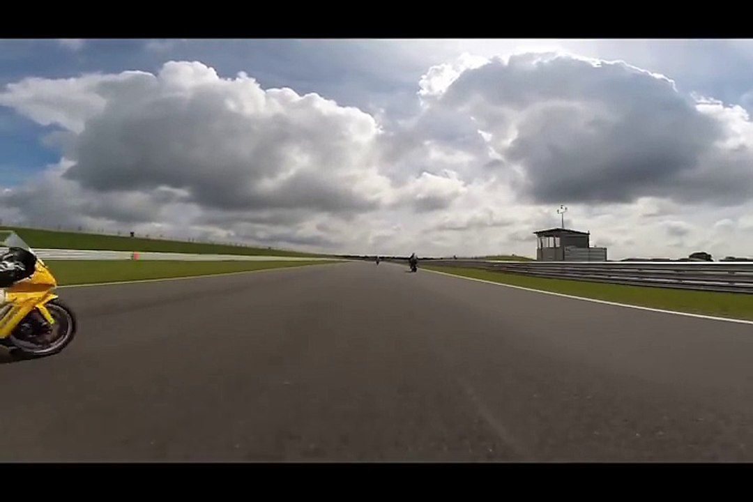 Il fait un malaise sur sa moto et percute les glissières de sécurité.