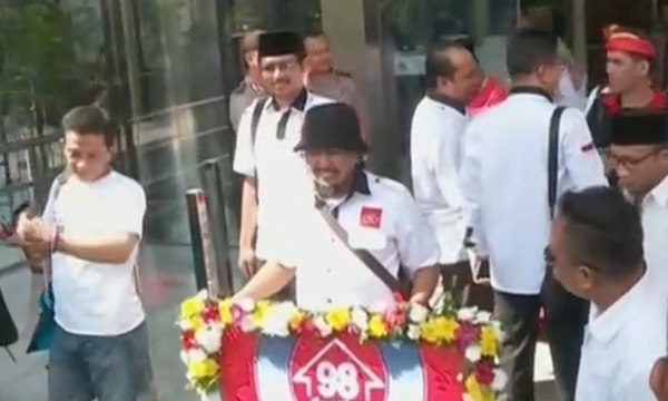 Demonstran Minta KPK Usut Aliran Dana Amien Rais