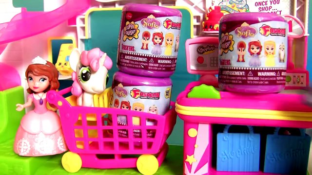 Sofia Visita Lojinha Shopkins para Comprar Fashems Surpresa em Portugues BR Disney Sofía L