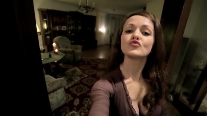 La femme veut envoyer un selfie sexy à son amoureux ...