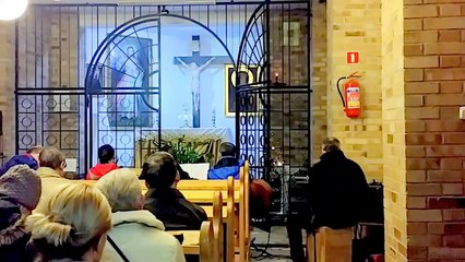 Nazaret prowadzi adorację  Najświętszego Sakramentu u św. Maksymiliana w Lubinie