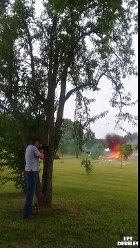 Un homme manque de se tuer en tirant dans un frigo rempli d'explosifs