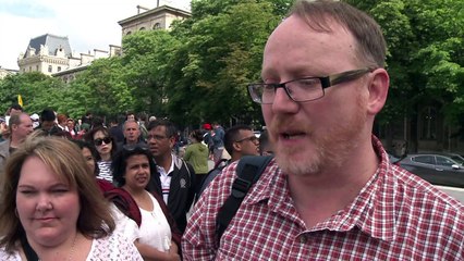 Turistas voltam à Notre Dame