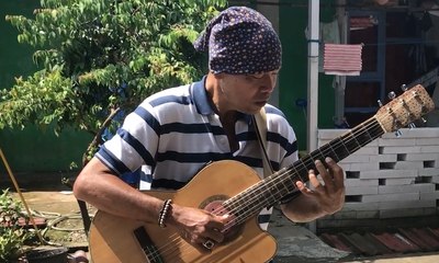 Jago Main Segala Genre Musik, Pengamen Ini Viral di Medsos