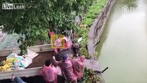 Le terrible moment où un âne vivant est donné en repas à des tigres dans un zoo chinois