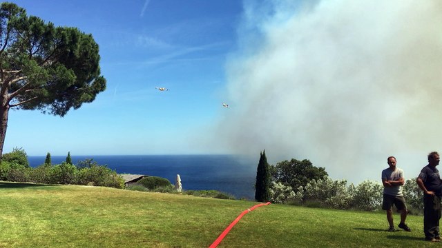 Plusieurs canadairs effectuent des largages au-dessus d'un incendie à Ramatuelle