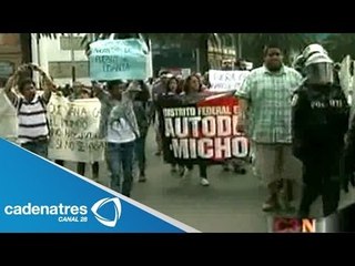 Estudiantes marchan en Reforma en favor de los autodefensas en Michoacán