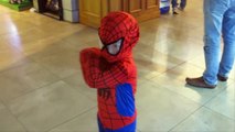 En en niño hombre araña supermercado superhéroe Spiderman supermercado a comprar juguetes